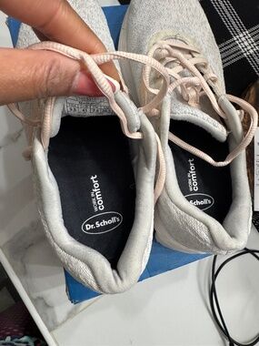 Brooks tennis shoes 9.5